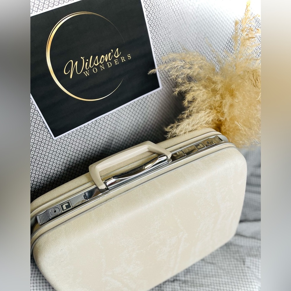 Vintage 1960’s Cream Samsonite Suitcase